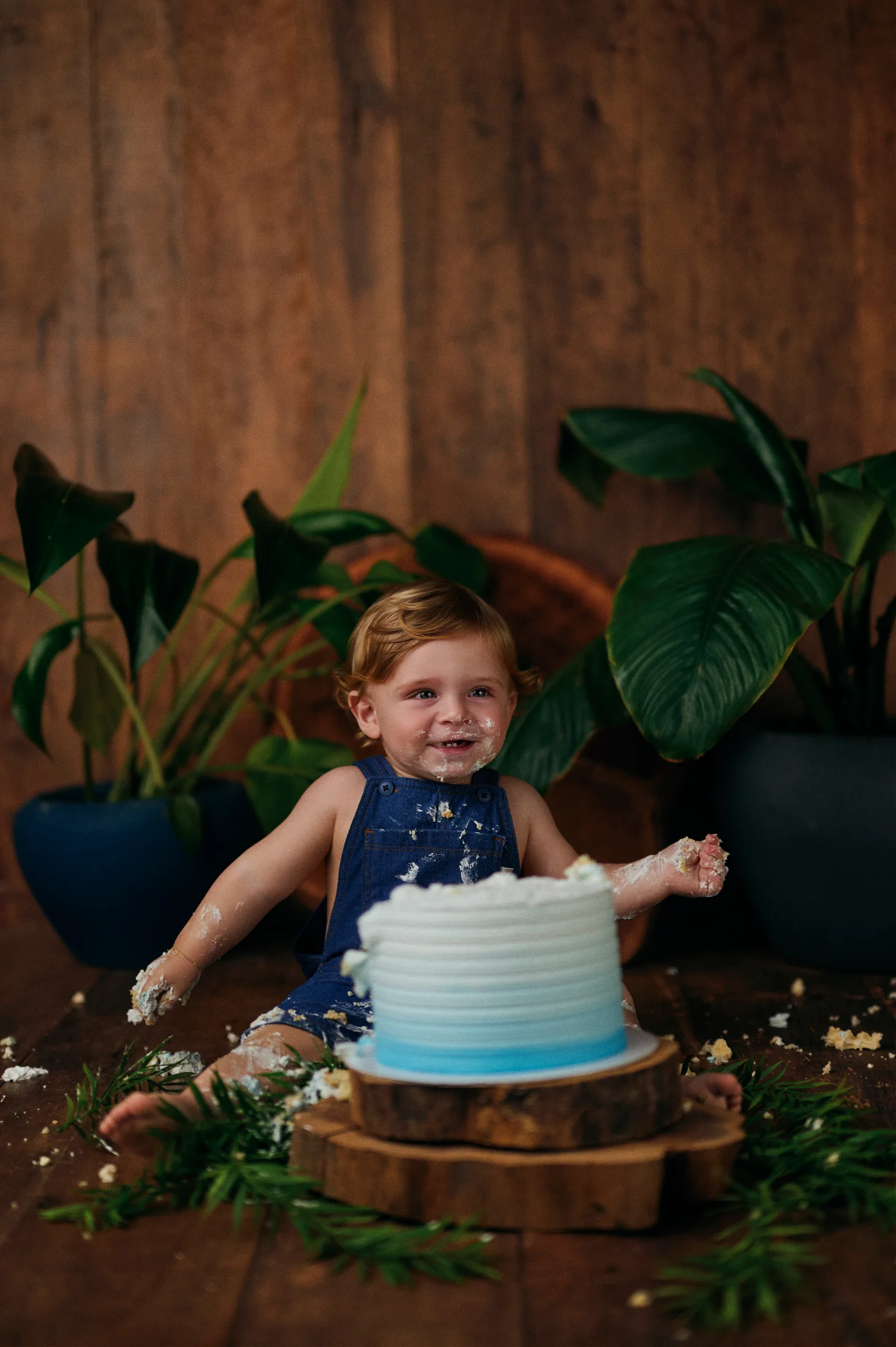 Bebê celebrando o primeiro aniversário em um ensaio divertido